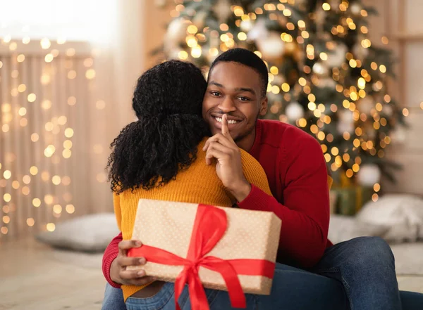 Millennial šťastný africký americký manžel ukazuje znamení mlčení — Stock fotografie
