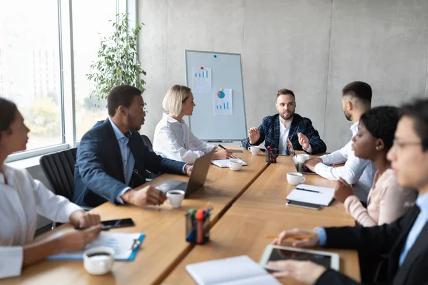 Equipo de Negocios Multiraciales que tiene reunión corporativa sentada en una oficina moderna —  Fotos de Stock