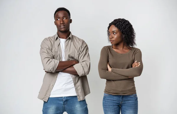 Offended black woman looking at her annoyed boyfriend — Stock Photo, Image