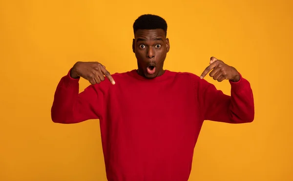 Shocked African American Guy Pointing Down With Fingers, Posing Over Yellow Background — Stok fotoğraf