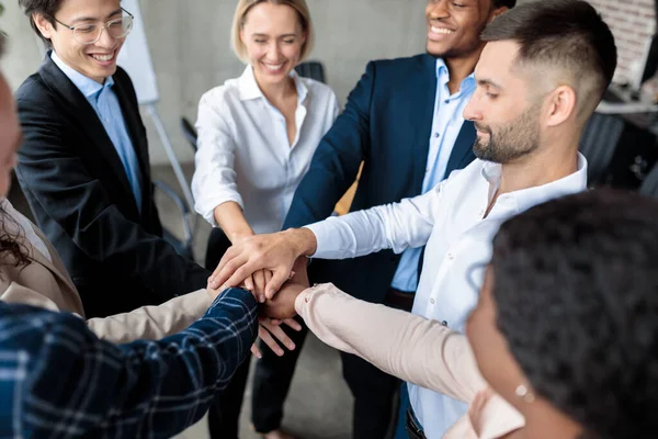 オフィスでの企業チームビルディングミーティング中に手を握る従業員 — ストック写真