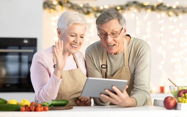 Senior-Paar mit Tablet macht Videoanruf in Küche — Stockfoto