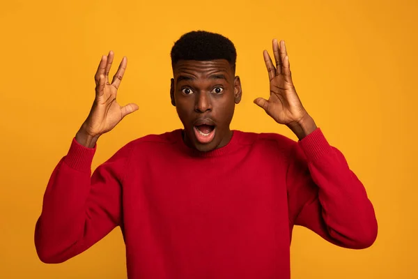 Portrét šokované Afroameričan Guy zvedající ruce v vzrušení, žluté pozadí — Stock fotografie