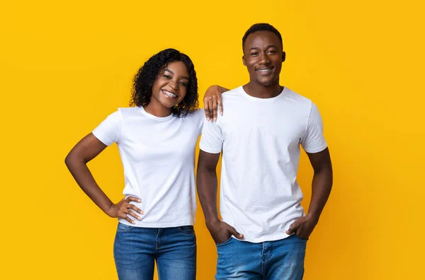 Noir guy et son copine posant sur jaune — Photo