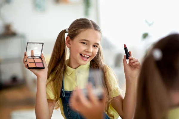Young Teen Girl Applying Lipstick, Looking At Mirror — Stockfoto