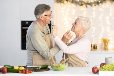 Mutfakta birbirini besleyen mutlu son sınıf çifti.