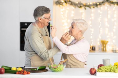 Neşeli Olgun Çiftler Yemek Tadına Mutfakta Eğleniyor