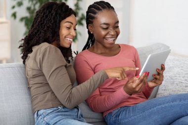 Dijital tablet kullanan siyahi kadınların yakınlaştırılması