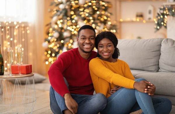 Émotions de plaisir et de célébration des vacances en famille à la maison — Photo