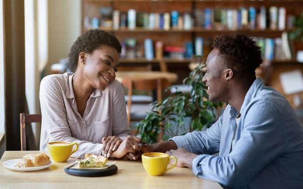 Romantic black couple having breakfast together at cafe, holding hands and looking at each other, panorama — ストック写真