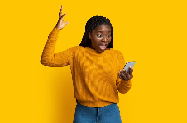 Emotional African American Woman Holding Smartphone And Exclaiming With Excitement, Yellow Background — Stock Photo, Image