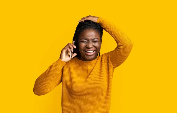 Lustiger Aufruf. Fröhliche junge schwarze Frau, die auf dem Handy spricht und herzlich lacht, — Stockfoto