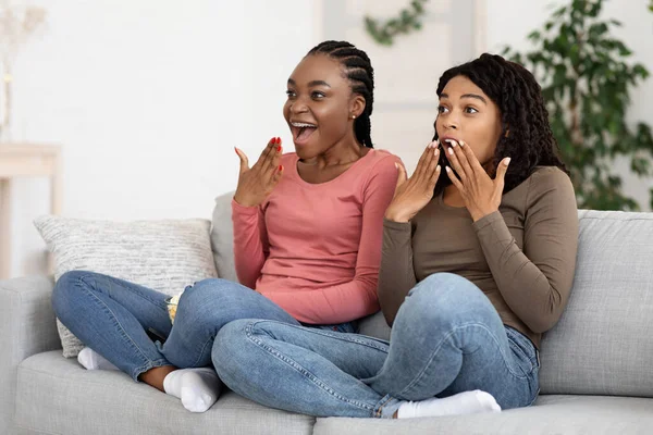 Namoradas negras assustadas assistindo horror juntos em casa — Fotografia de Stock