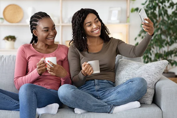 Glada svarta bästisar tar selfie på smartphone tillsammans hemma — Stockfoto