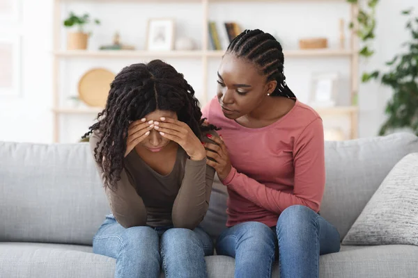 Atenta dama afroamericana consolando a su amigo molesto —  Fotos de Stock