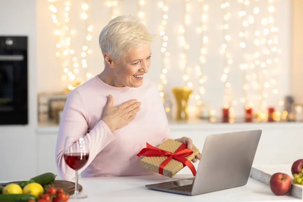 Seniorin hatte Videoanruf an Weihnachten zu Hause — Stockfoto