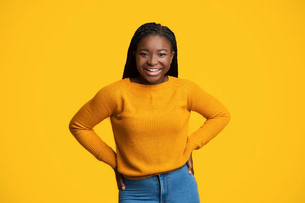 Uma senhora alegre. Retrato de feliz sorridente afro-americano fêmea sobre fundo amarelo — Fotografia de Stock