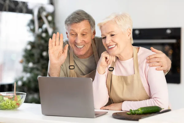 Glücklich senior pärchen bei laptop herstellung video anruf im küche — Stockfoto