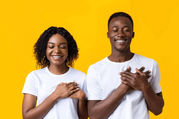 Primer plano de pareja negra rezando con los ojos cerrados — Foto de Stock