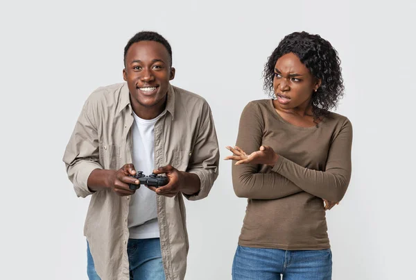 Man playing video games, woman is annoyed — Stock Photo, Image