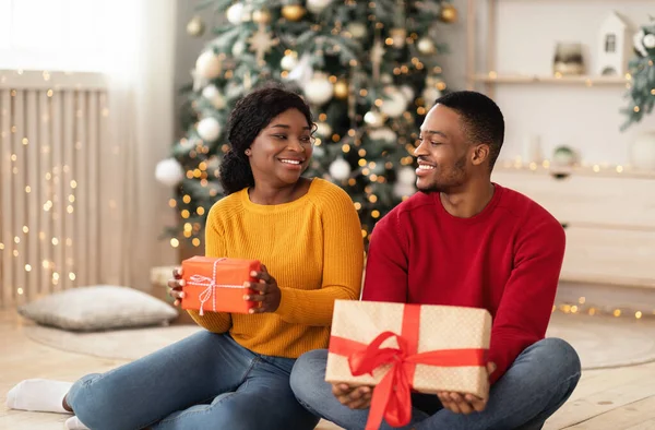 El humor de Año Nuevo y el cambio de los regalos en casa cerca del árbol de Navidad — Foto de Stock