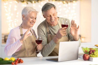 Mutfakta Noel Kadehini Kutlayan Yaşlı Çift Video çekiyor