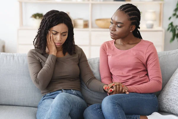 Afrikalı Amerikalı kadın hasta kız arkadaşını teselli ediyor.