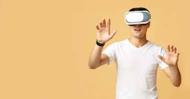 İnsanların yaşam tarzı, hippilerin oyun oynaması. Şaşırmış genç öğrenci el ele tutuşuyor.