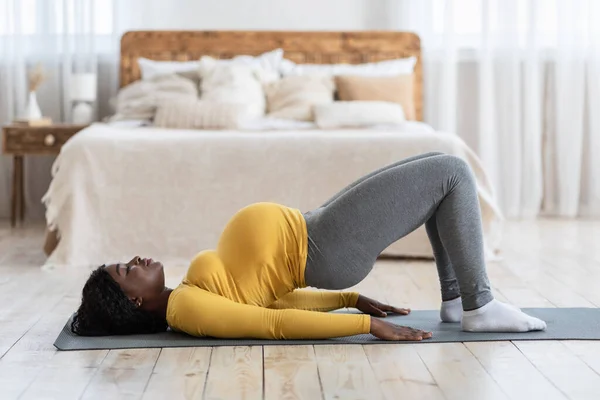 Здоровая беременная женщина занимается на коврике для йоги — стоковое фото