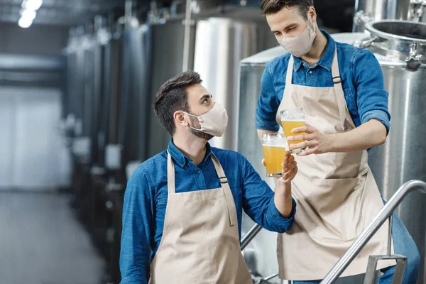 Proef en controleer drank in de fabriek tijdens de coronavirusquarantaine — Stockfoto