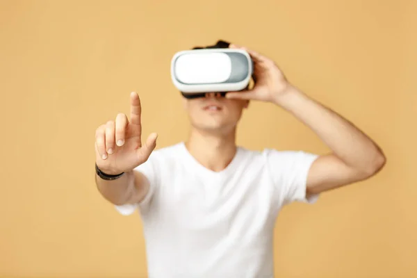 Man in vr glasses, watching 360 degree video with virtual reality headset — Stock Photo, Image