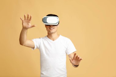 Cihazda mobil oyun uygulamaları oynanıyor. Genç gülümseyen heyecanlı öğrencinin portresi