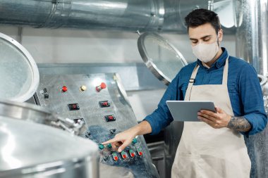 Bira fabrikasında modern ekipman ve yeni normal