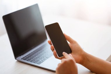 Siyah Boş Ekranlı Akıllı Telefon kullanan Afrikalı Amerikalı Kadın