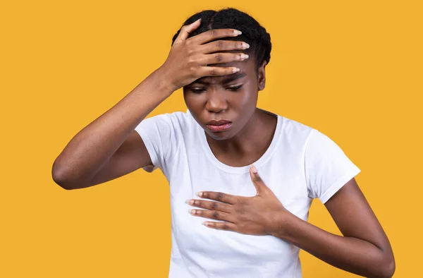 Doente mulher africana com febre e tosse em fundo amarelo — Fotografia de Stock