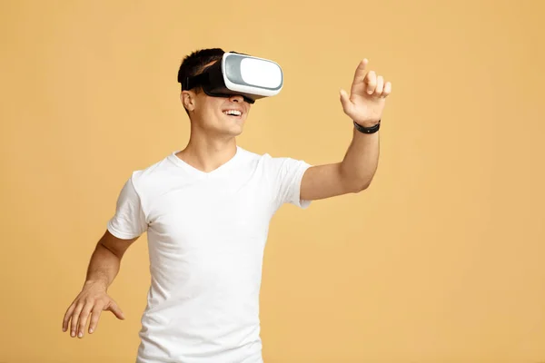 Man have fun with virtual reality headset — Stock Photo, Image