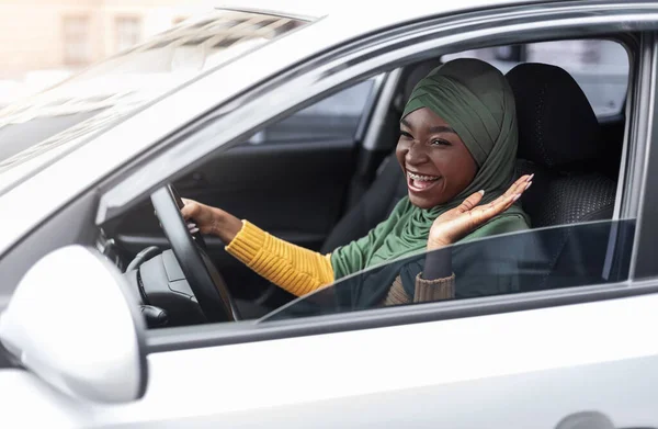 Happy Car Eigenaar. Vrolijke zwarte moslim dame in hidjab rijden nieuwe auto — Stockfoto