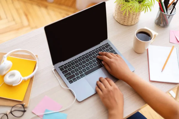 Africano americano mulher usando laptop com preto branco tela Mockup — Fotografia de Stock