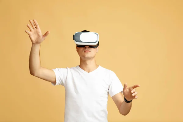 3d technology, virtual reality and entertainment concept — Stock Photo, Image