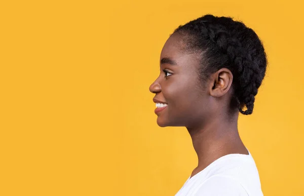 Profil-Porträt einer Afroamerikanerin, die vor gelbem Hintergrund posiert — Stockfoto
