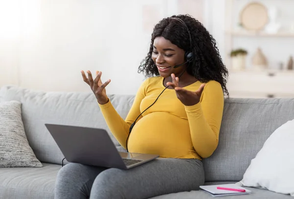 Vrolijk Afrikaans amerikaanse zwangere vrouw met video conferentie thuis — Stockfoto