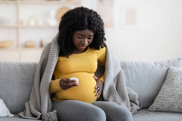 Zwangere zwarte vrouw bedekt met deken zich ziek voelen — Stockfoto
