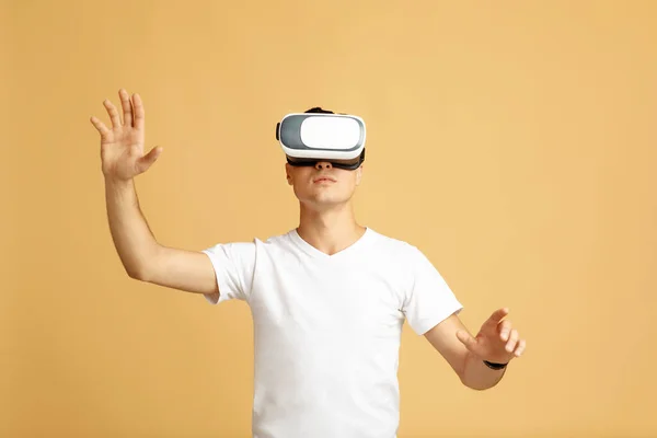 Guy in modern VR glasses exploring virtual reality — Stock Photo, Image