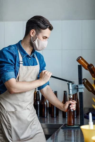 Pequenas empresas, cervejarias e embalagens lager na planta — Fotografia de Stock