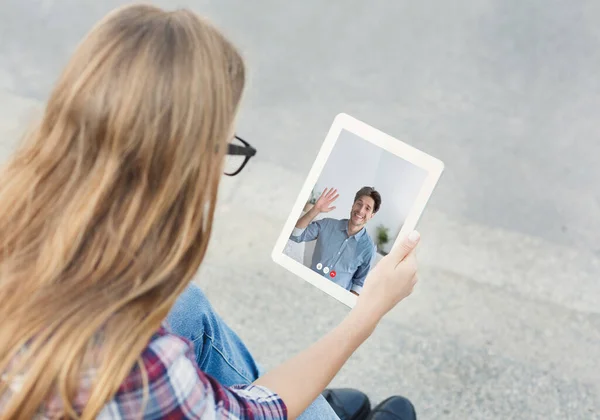 Flicka prata med far via videosamtal på surfplatta utomhus — Stockfoto