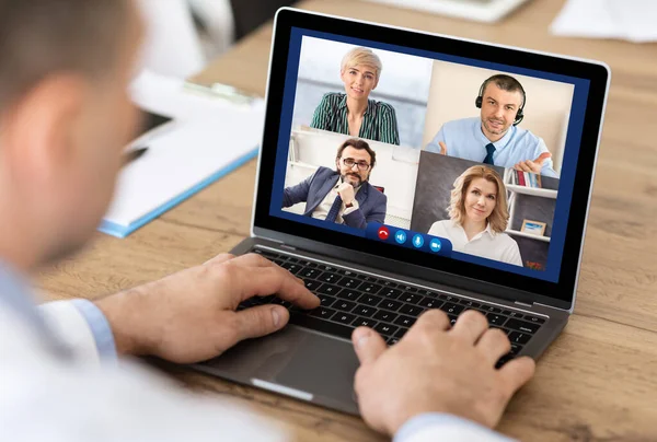 Biznesmen rozmawiający z odległymi kolegami Via Video Call In Office — Zdjęcie stockowe