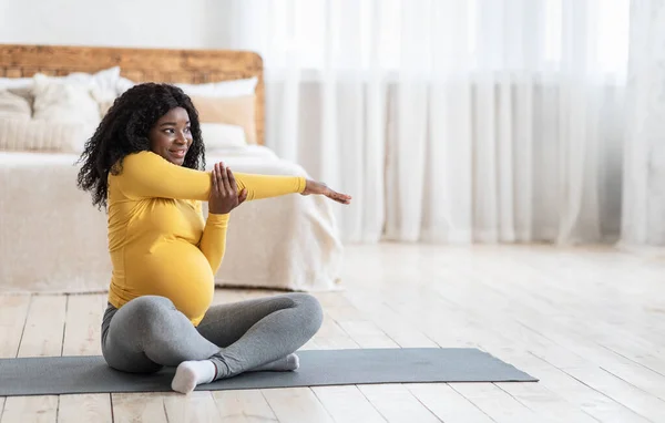 Señora embarazada negro feliz estiramiento en casa, espacio de copia — Foto de Stock