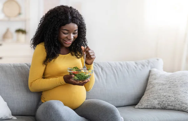 Hungrig gravid kvinna äter färsk sallad till lunch — Stockfoto