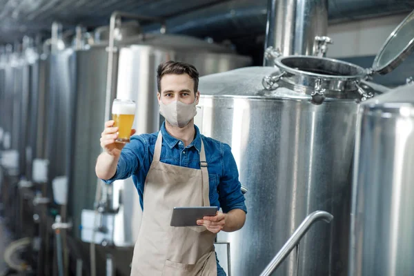 Kwaliteit van bier en kleur van drank controleren tijdens COVID-19 — Stockfoto
