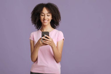 Mesaj ve modern blog. Elinde akıllı telefon tutan gülümseyen kadın.